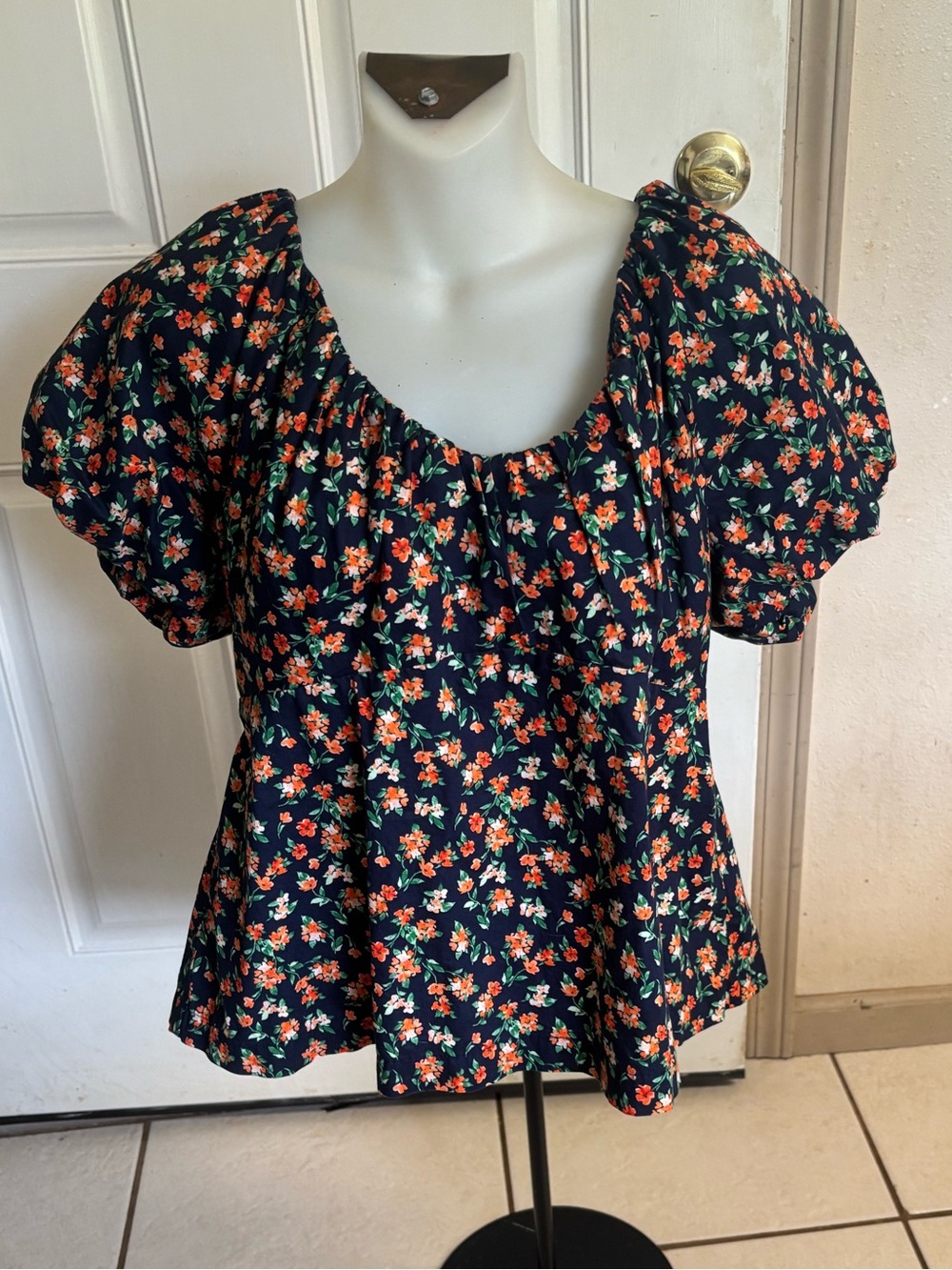 Large Old Navy Navy Floral Waist-Defined V-Neck puff short sleeve Top.  In EUC!
